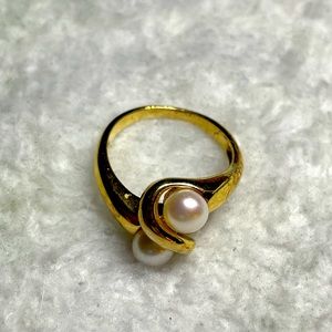 Gold-plated sterling silver ring with 2 pearls